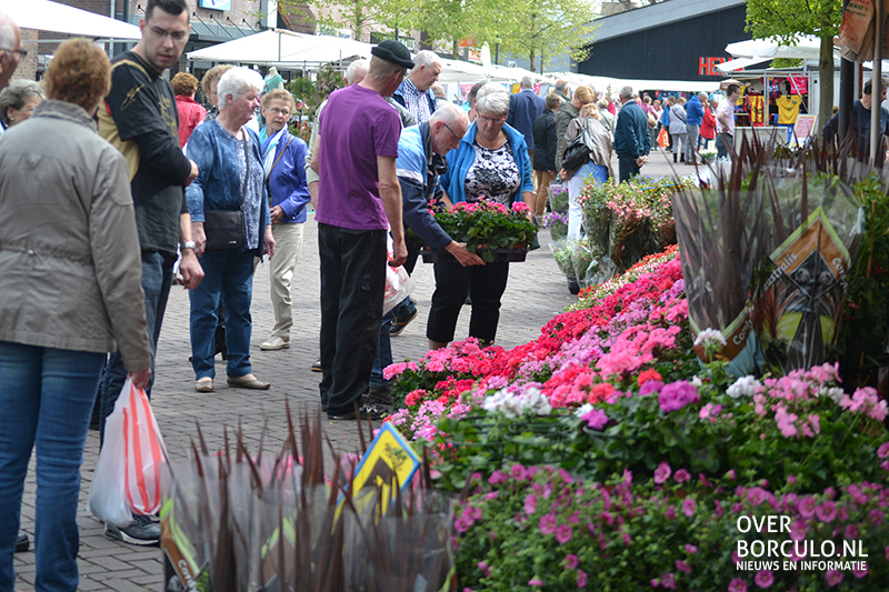 Goed bezochte Bloemenmarkt op wisselvallige dag