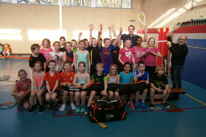 TC De Wildbaan laat OBS Noord tennissen