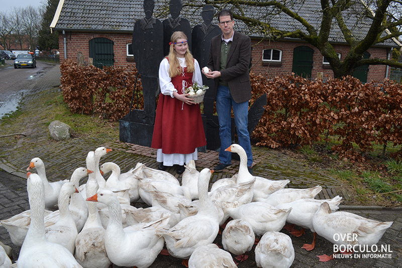 Van Oostrum ontvangt eerste ganzenei in Gelselaar (6) Van Oostrum ontvangt eerste ganzenei in Gelselaar