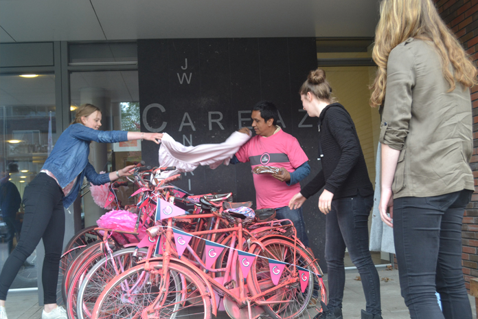 Roze Giro fietsen opgehaald voor Ghana Roze Giro fietsen opgehaald voor Ghana