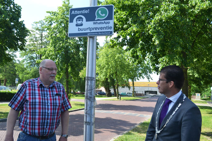 Burgemeester-onthuld-attentiebord-Buurtpreventie-Borculo Burgemeester onthuld attentiebord Buurtpreventie Borculo