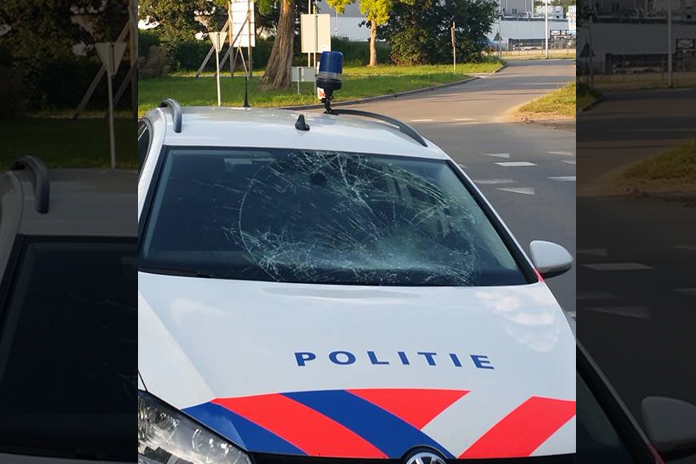 Verwarde man vernield politieauto Verwarde man vernield ruit politieauto