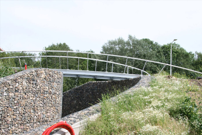 Nieuwe-brug-geplaatst-in-Hambroekpark- Nieuwe brug geplaatst in Hambroekpark