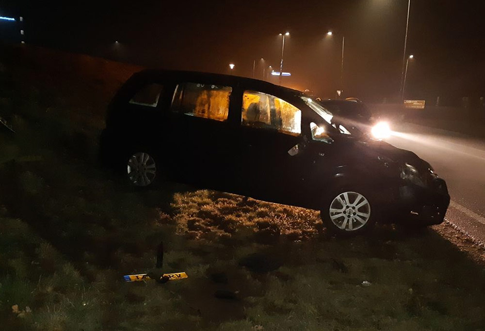 Bestelbus-drukt-automobilist-in-de-berm-en-rijdt-door Bestelbus drukt automobilist in de berm en rijdt door