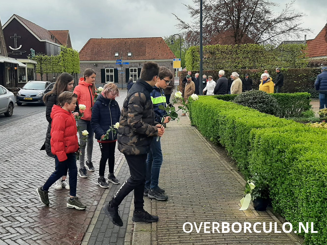 Kranslegging bij struikelstenen in Geesteren (4) Kranslegging in Geesteren voor Joodse familie