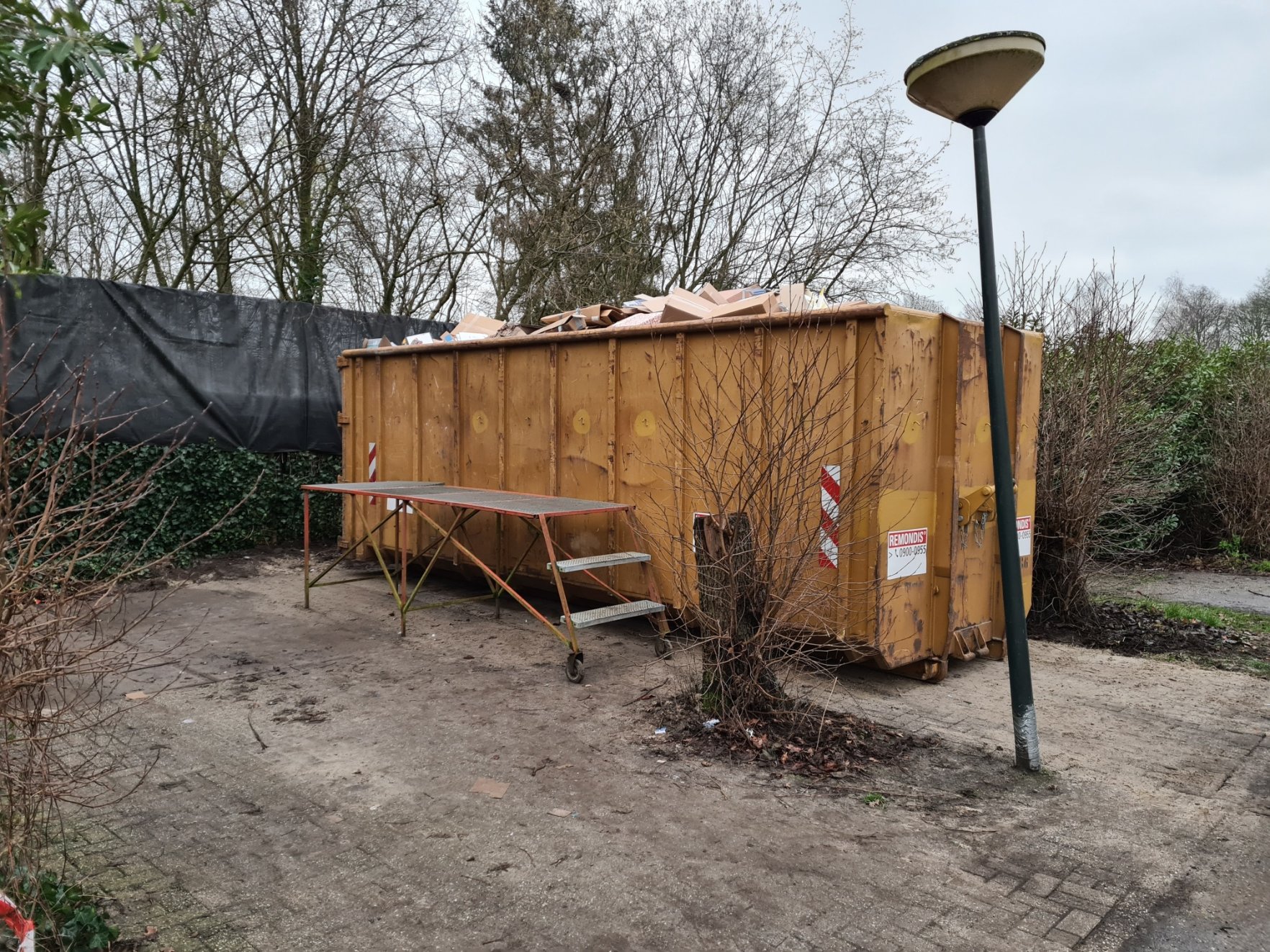 Extra oud papiercontainer door grote aanloop Extra oud papiercontainer door grote aanloop
