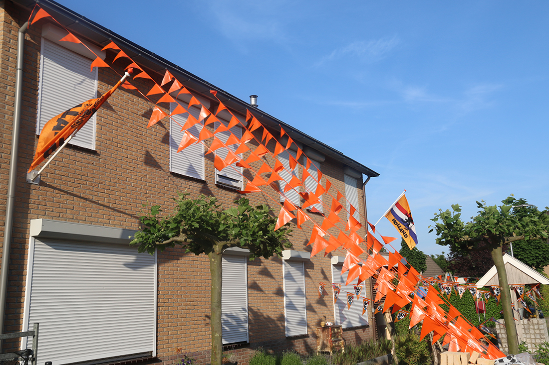 Oranje-versieringen in Borculo in beeld