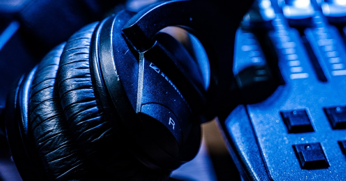 Best Hardware To Use When Outfitting Your KJ Booth Park Center Lounge