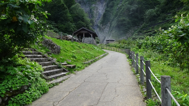 山奥の墓地