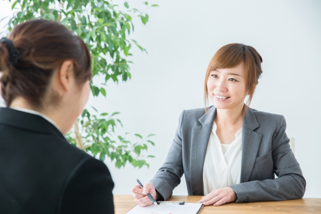 節税方法をレクチャーする女性