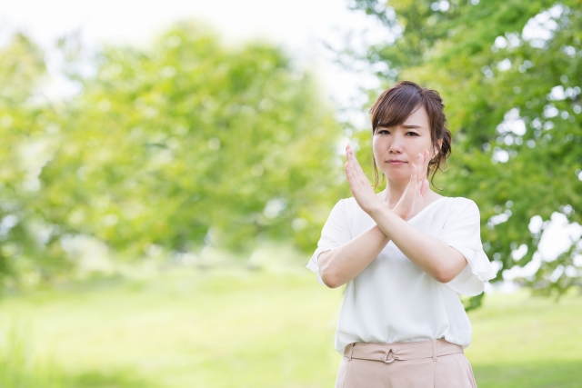 NGサインを出す女性