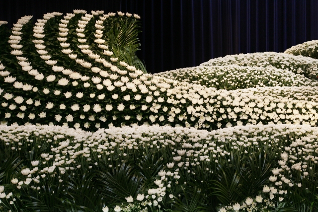 祭壇に飾られた白菊