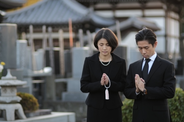 手を合わせる男性と女性