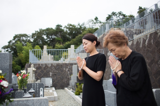 お墓参りする女性たち