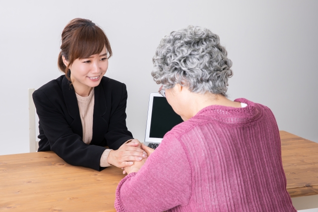 落ち込む老女をなだめる