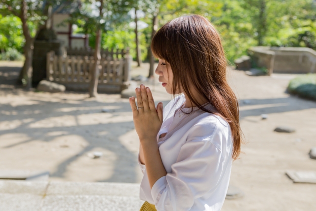 お参りする女性