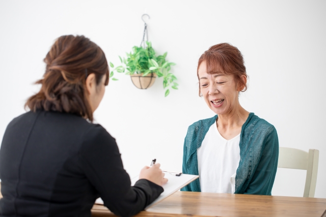 遺言について相談する女性