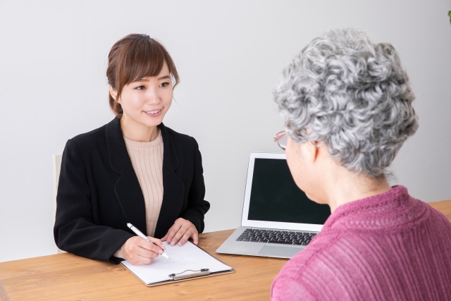 遺言書を解説する法律家