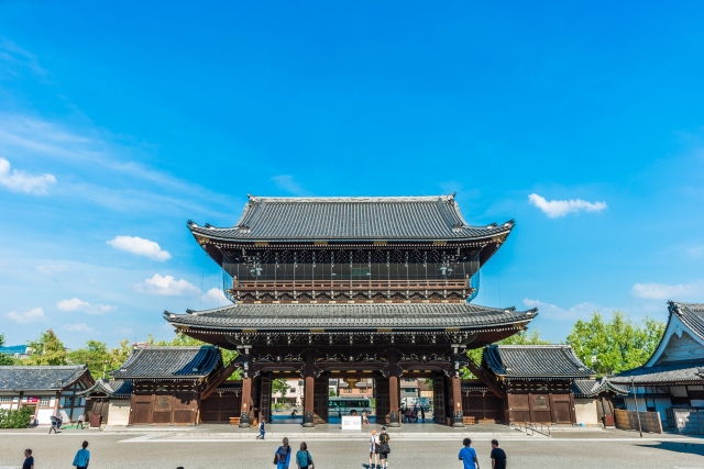 立派な門構えの寺院