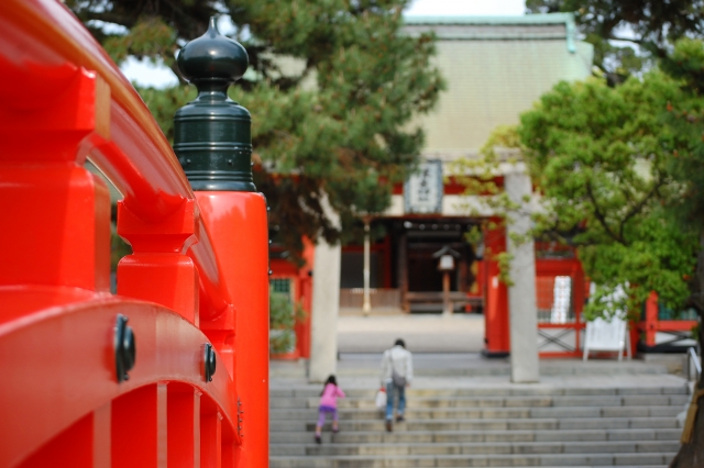 神社と赤い橋