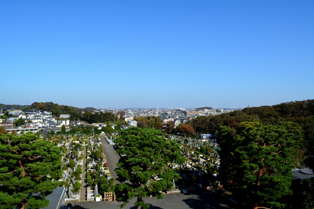 澄み切った青空と整備された墓地