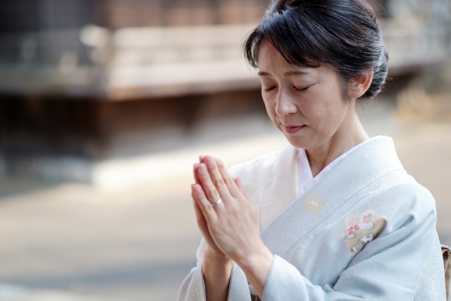 お祈りする和装女性