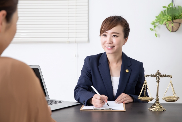 依頼人と女性弁護士