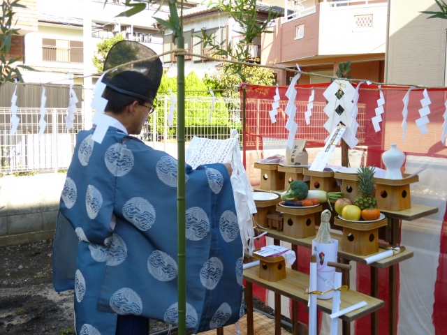 地鎮祭を行う神主