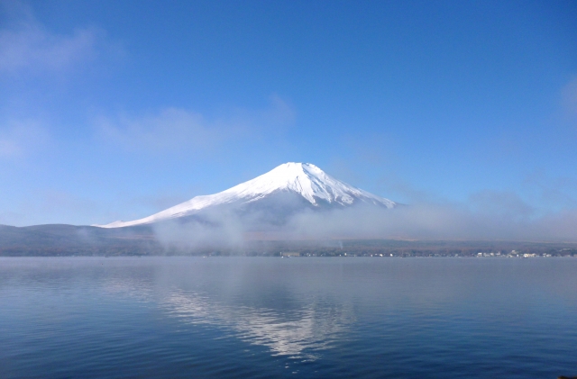 積雪がある富士山と青空