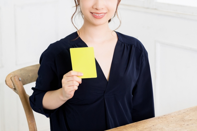 イエローカードを持つ女性