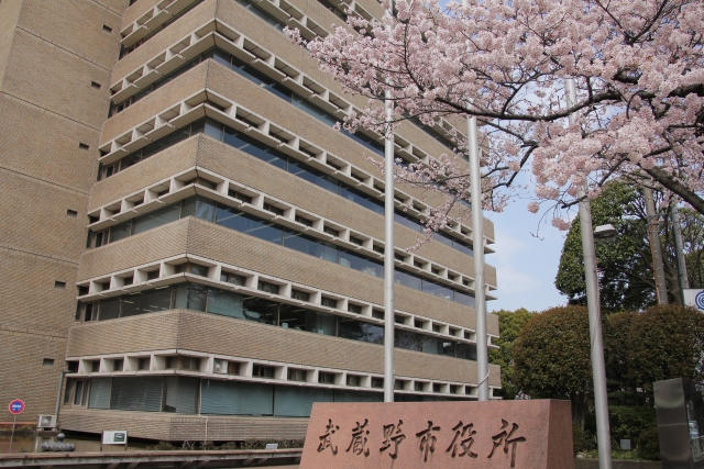 桜の花と武蔵野市役所