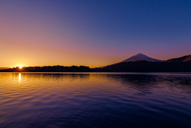 美しい朝日が登る富士山