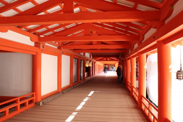 美しい朱色が印象的な神社