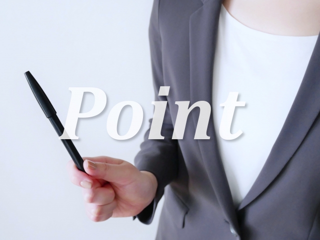 ペンを持った女性とpoint