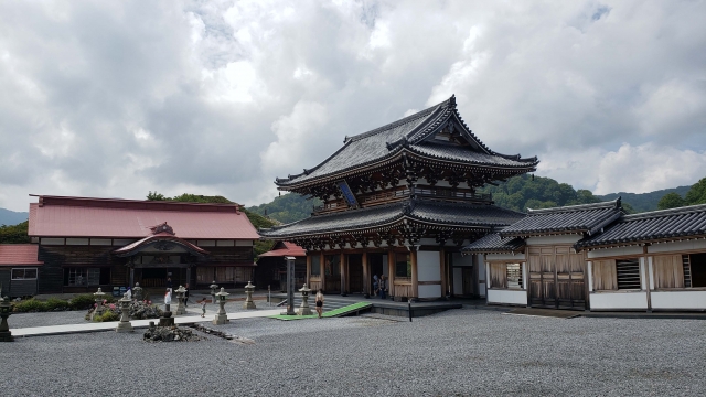 大きな寺院の境内