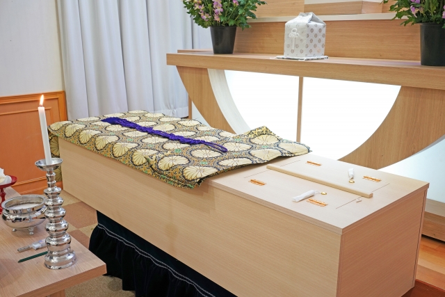 棺とシンプルな祭壇
