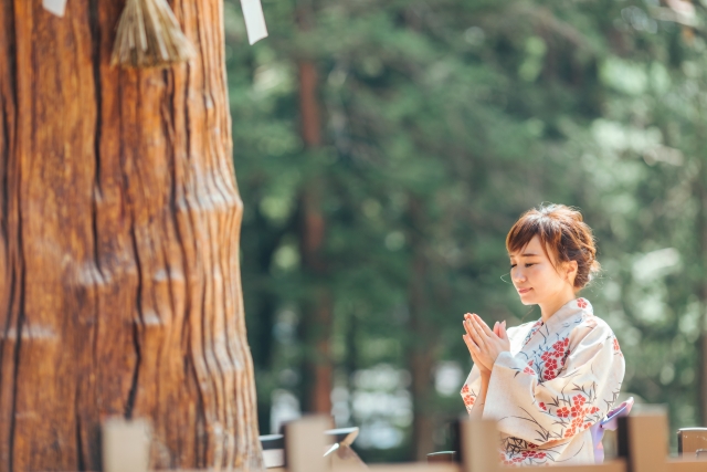 合掌する女性