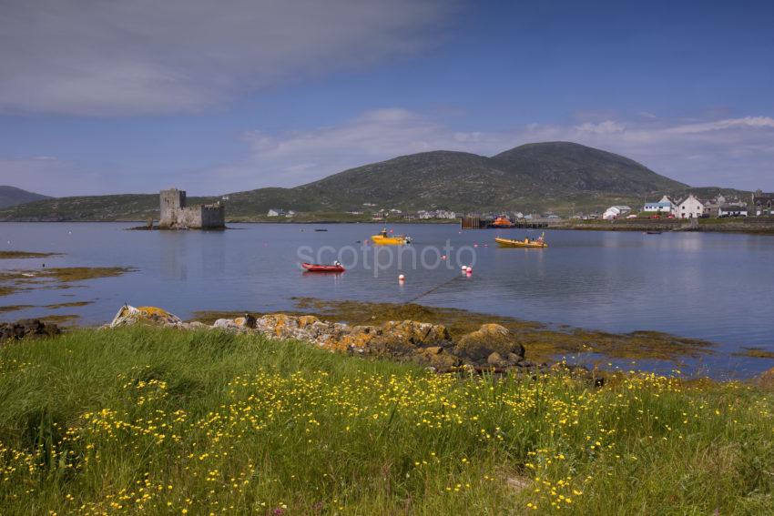 I5D8555 Castlebay Harbour With Kisimul Castle Island Of Barra