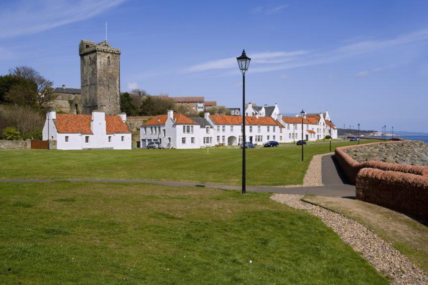 WY3Q9789 Dysart Seafront With St Serfs Chruch Tower 1550 Fife