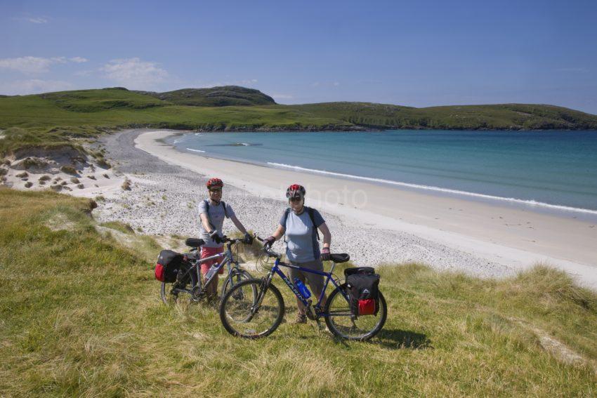 I5D9591 Tourist Matt And Claudia At Bagh Siar Beach Vatersay Barra