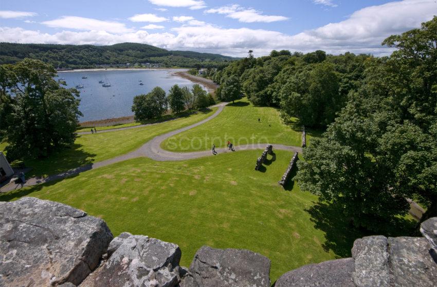 DSC 8653 STUNNING VIEWS FROM DUNSTAFFNAGE CASTLE BATTLEMENTS DUNBEG