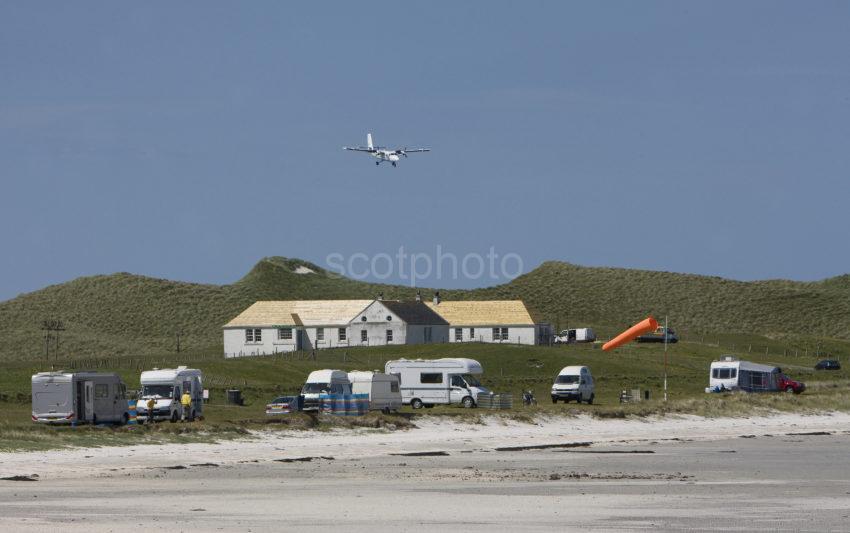 I5D9629 Daily Twin Otter Service Approaches Barra Airport Outer Hebrides