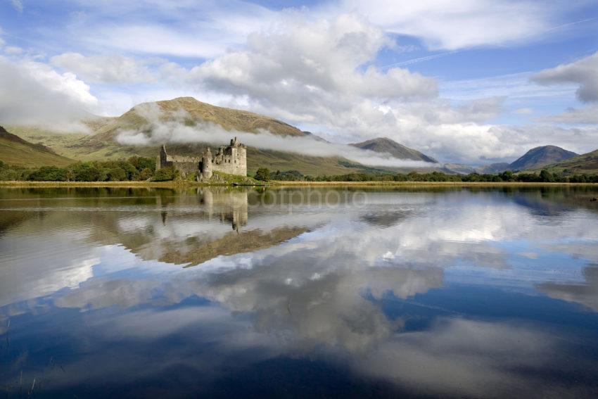 WY3Q0240 Misty Scene On Loch Awe With Kilchurn Castle Argyll