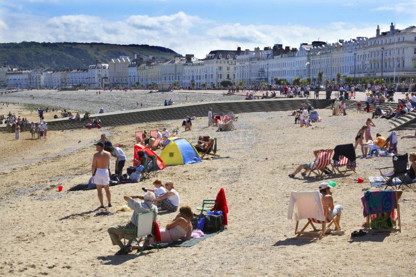 3770 Beach Scene Llandudno