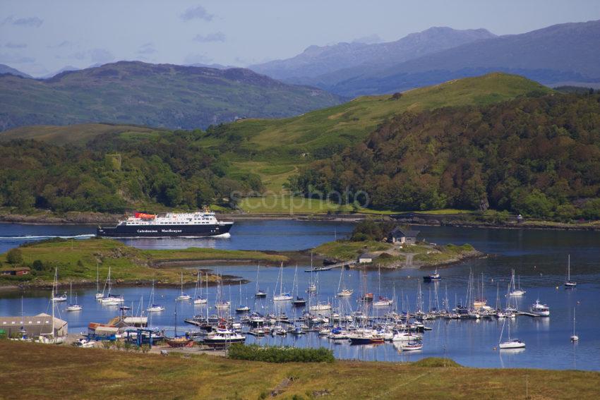 3X8G1120 Clansman Arrives In Oban Bay Passing Yacht Marina On Kerrera