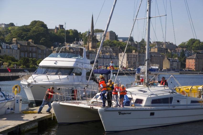 WY3Q0489 Catamaran Arrives At Rothesay Pier Bute