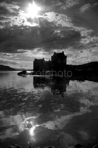 R7I8315 Starburst Eilean Donan