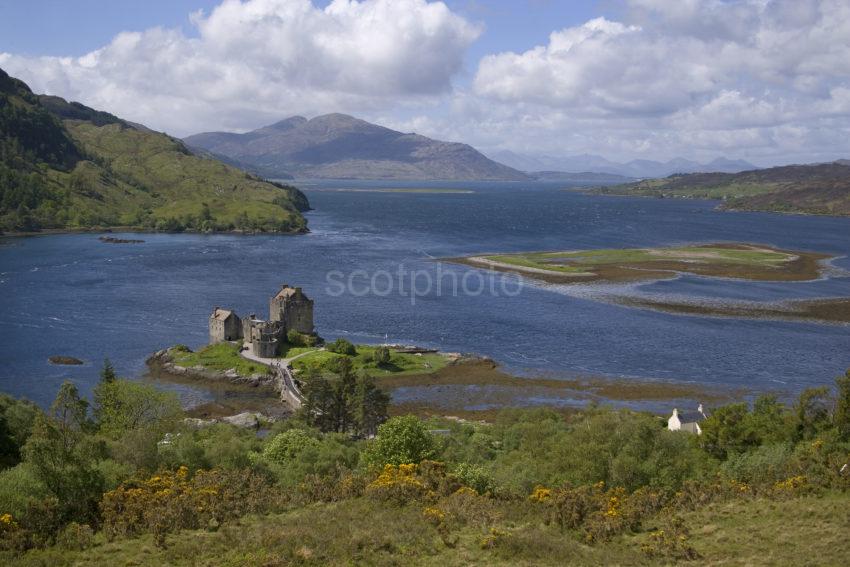 Y3Q0031 Eilean Donan Castle View With Isle Of Skye 09