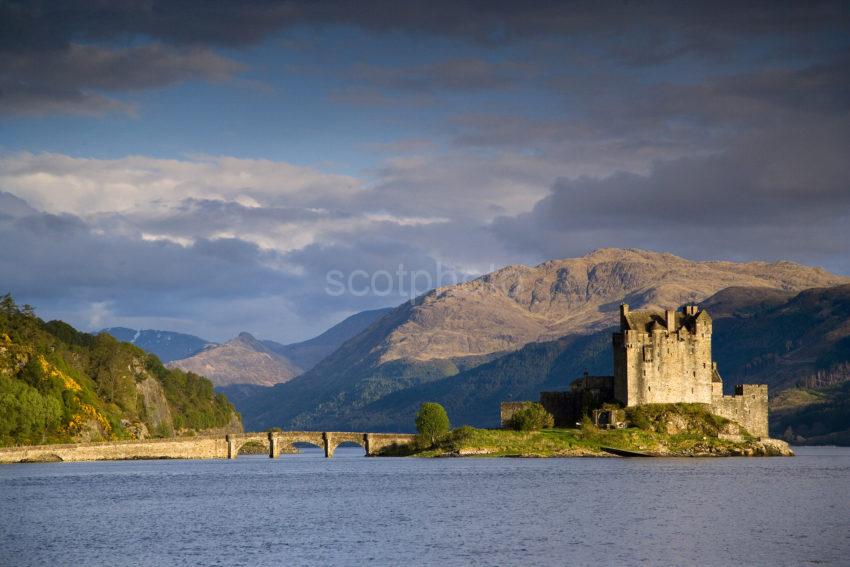 WY3Q9806 Dramatic Light Eilean Donan Castle