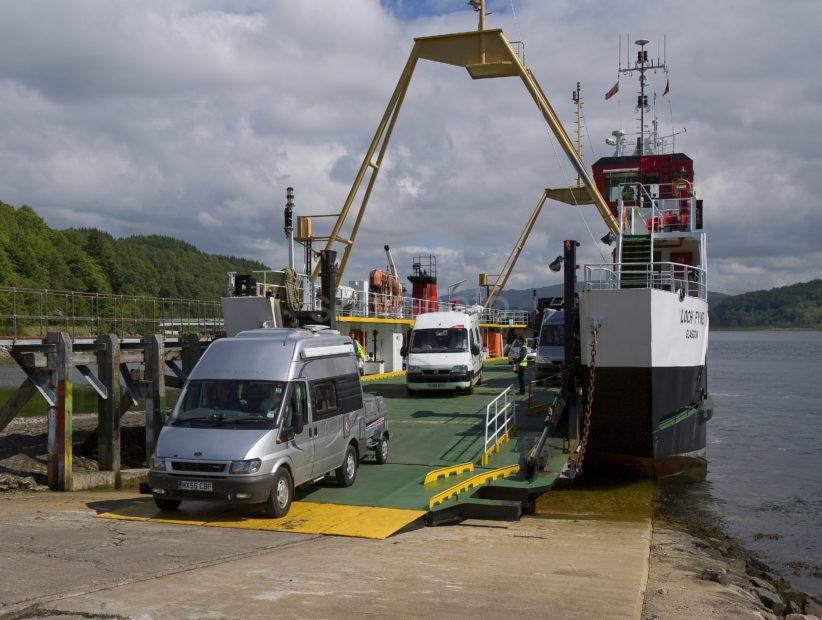 WY3Q8647 Mobile Homes Disembark From Fishnish Ferry At Lochaline